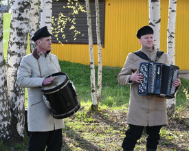«Поём всем двором»