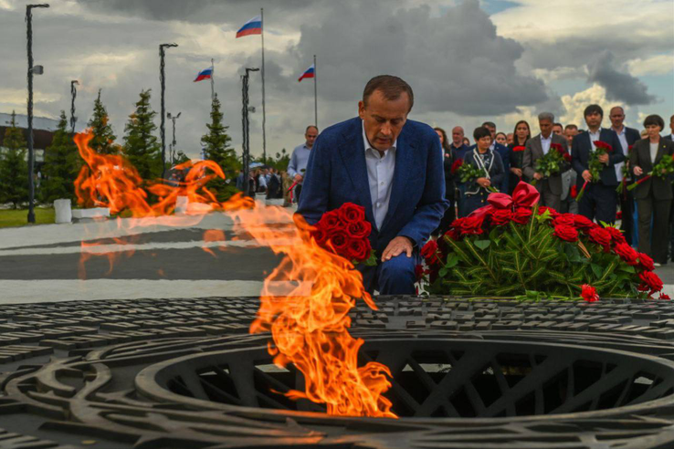 Александр Дрозденко и жители со всего региона возложили цветы к мемориалу в деревне Зайцево Гатчинского округа